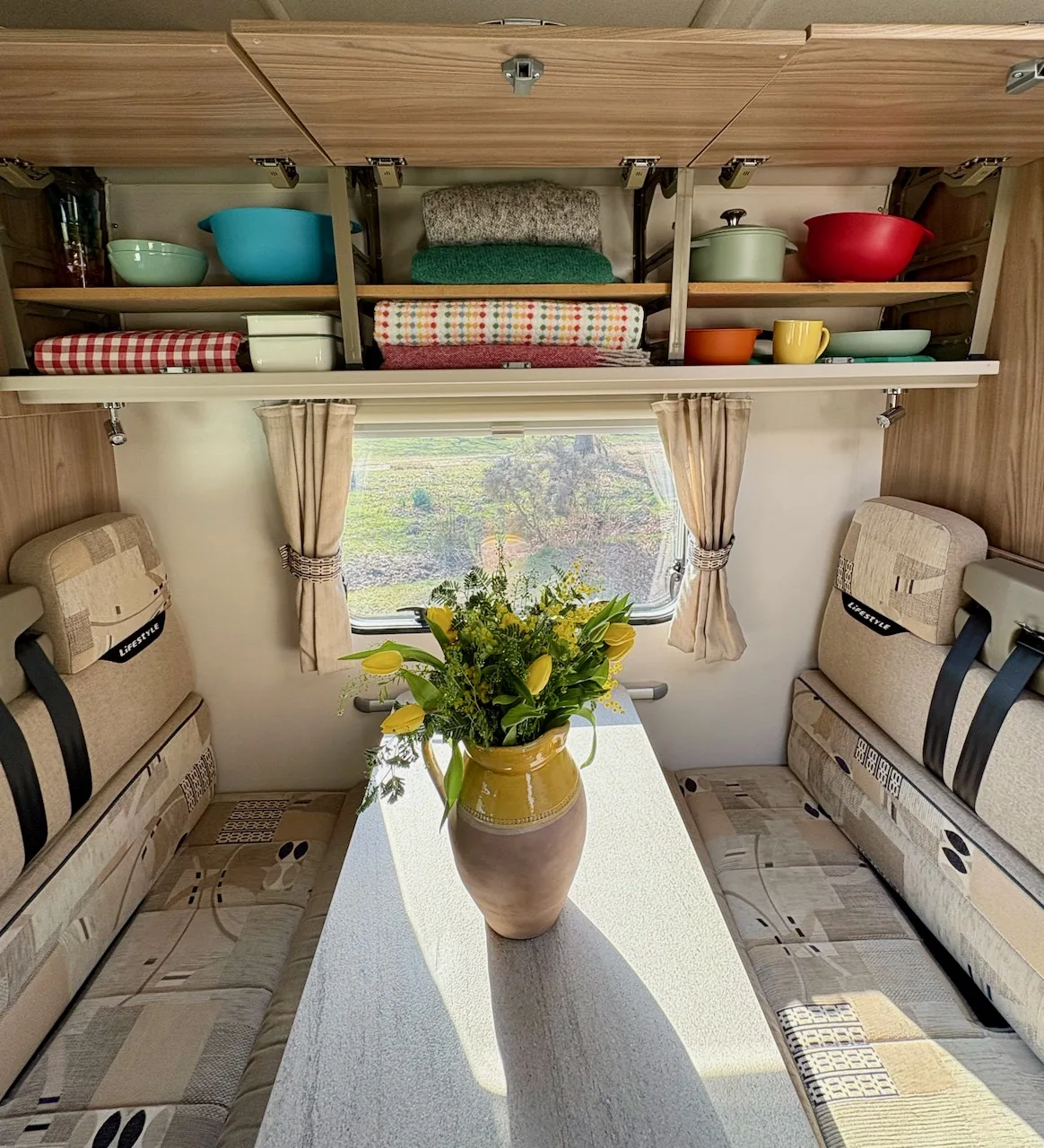 Dining area inside the Swift Lifestyle 696